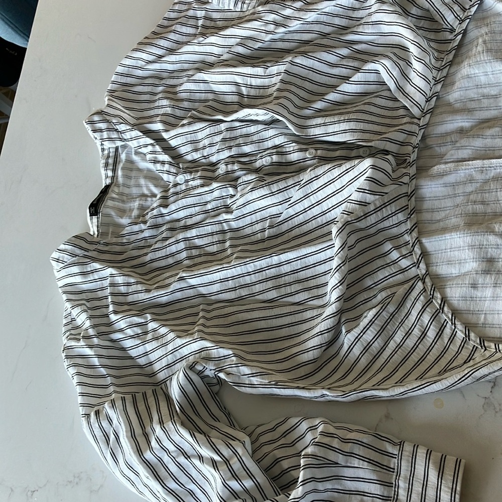 SHEIN White and Gray Blouse with V-Neck and Relaxed Fit - Picture 3 of 7